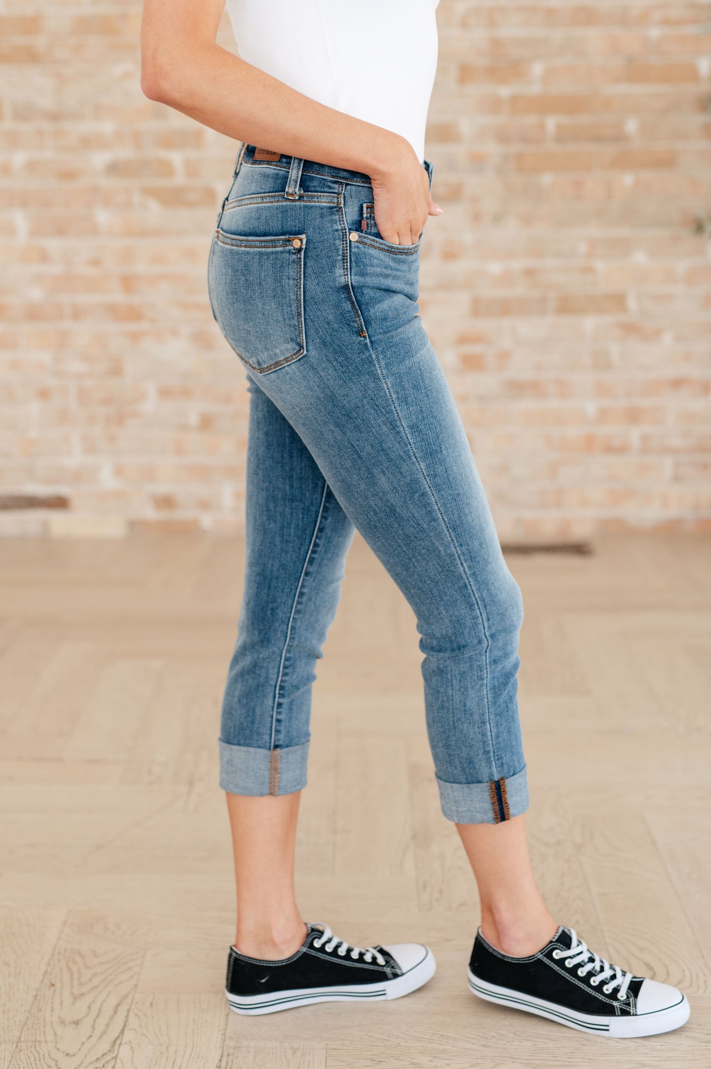 ONLINE EXCLUSIVE JUDY BLUE Laura Mid Rise Cuffed Skinny Capri Jeans