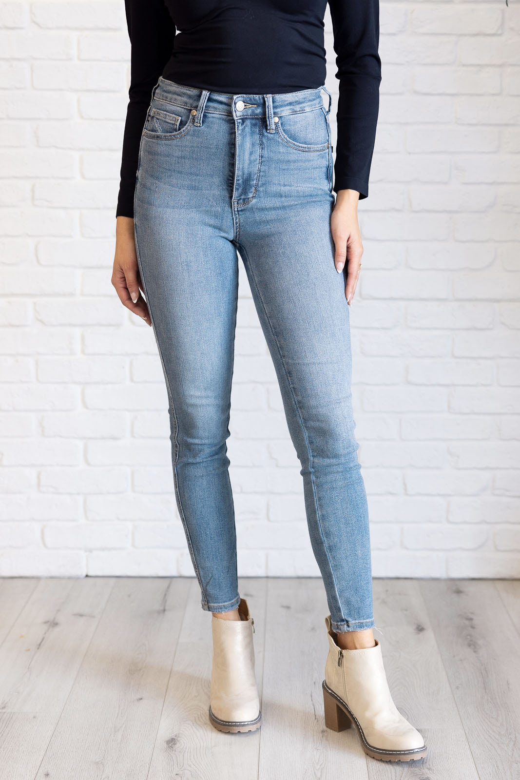 ONLINE EXCLUSIVE JUDY BLUE Justine High Rise Control Top Contrast Wash Skinny Jeans