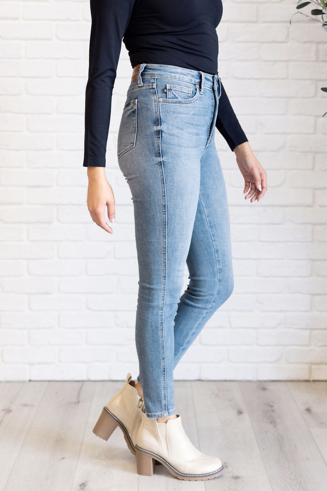 ONLINE EXCLUSIVE JUDY BLUE Justine High Rise Control Top Contrast Wash Skinny Jeans