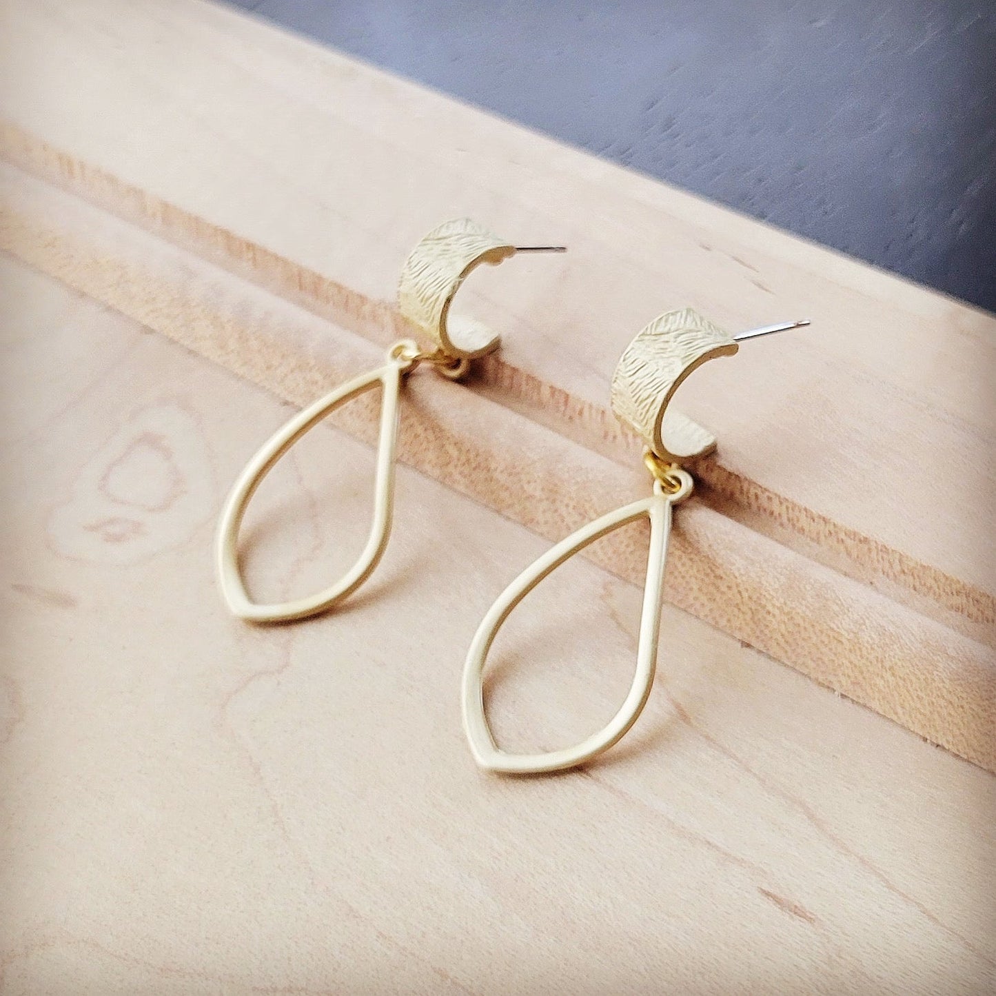 ONLINE EXCLUSIVE Matte Gold Cuff Earring w/ Teardrop Dangle 200j