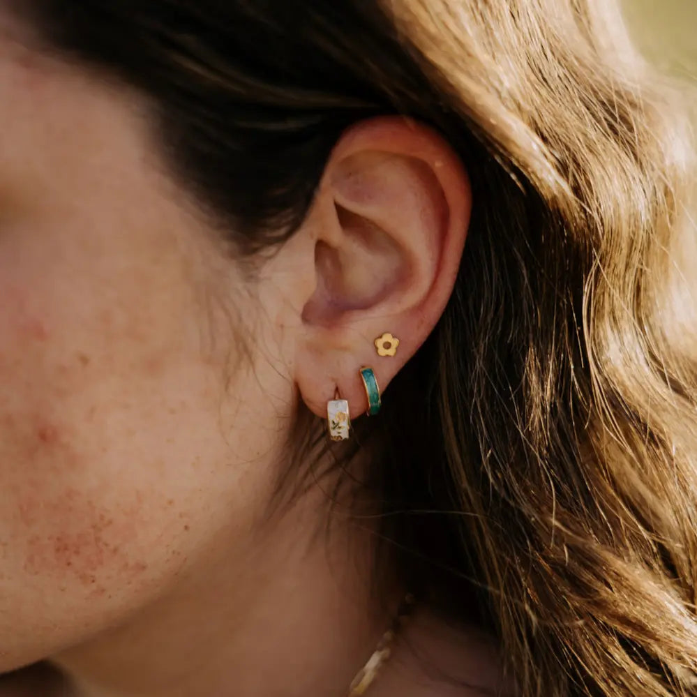 ONLINE EXCLUSIVE - Flower flat back studs
