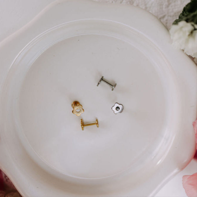 ONLINE EXCLUSIVE - Flower flat back studs