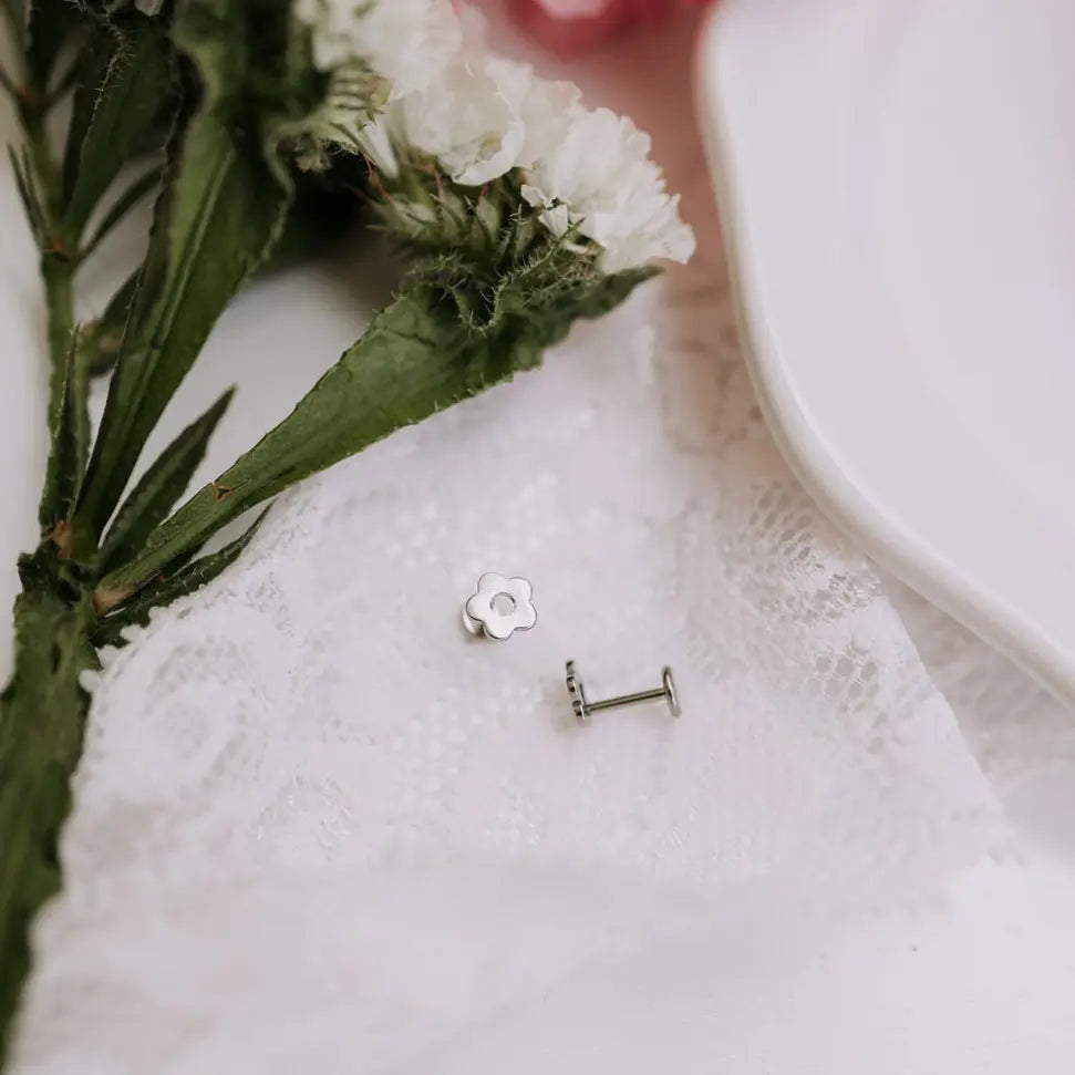 ONLINE EXCLUSIVE - Flower flat back studs