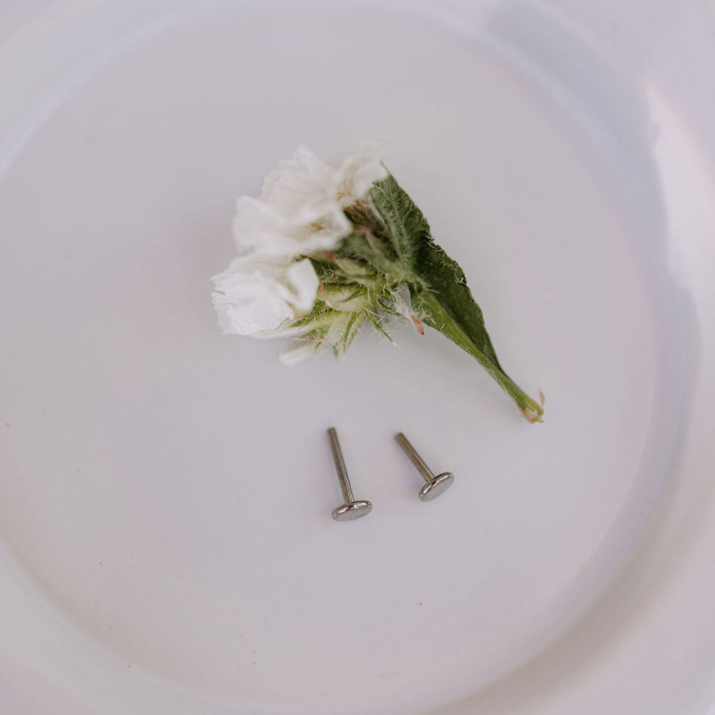 ONLINE EXCLUSIVE - Flat back studs
