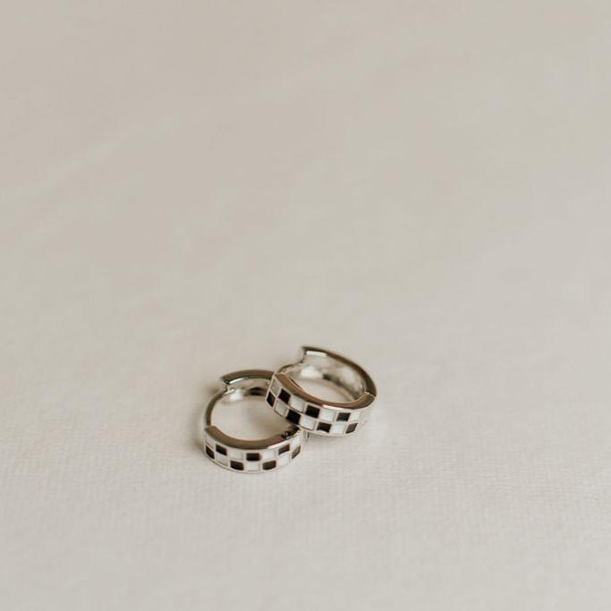 ONLINE EXCLUSIVE - Black & white checkered hoops