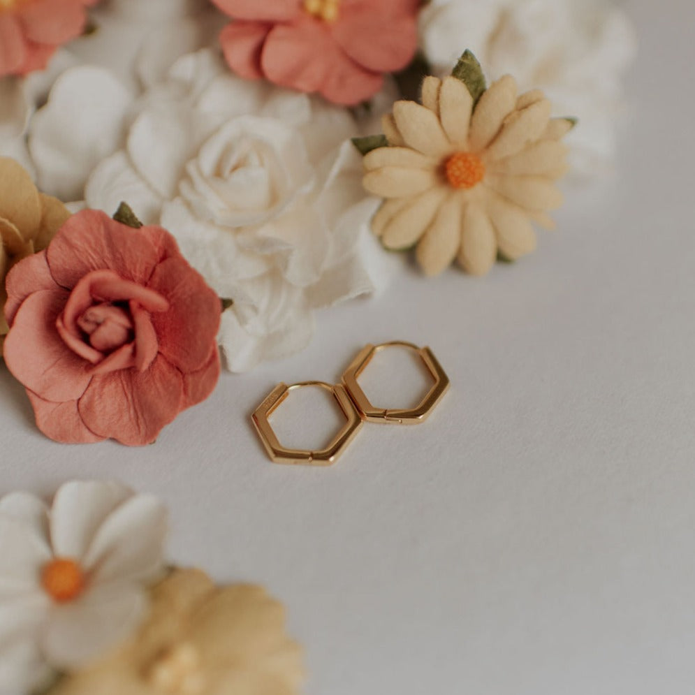 ONLINE EXCLUSIVE - Hexagon huggie earrings