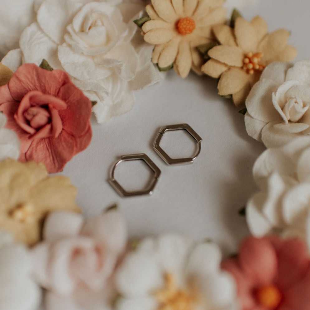 ONLINE EXCLUSIVE - Hexagon huggie earrings