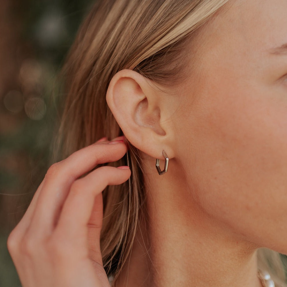 ONLINE EXCLUSIVE - Hexagon huggie earrings