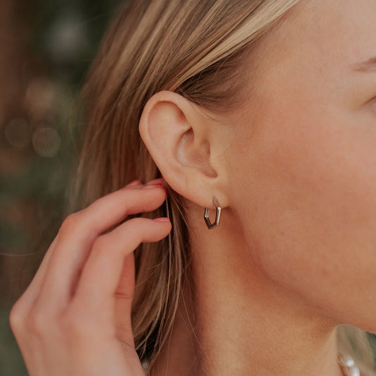 ONLINE EXCLUSIVE - Hexagon huggie earrings