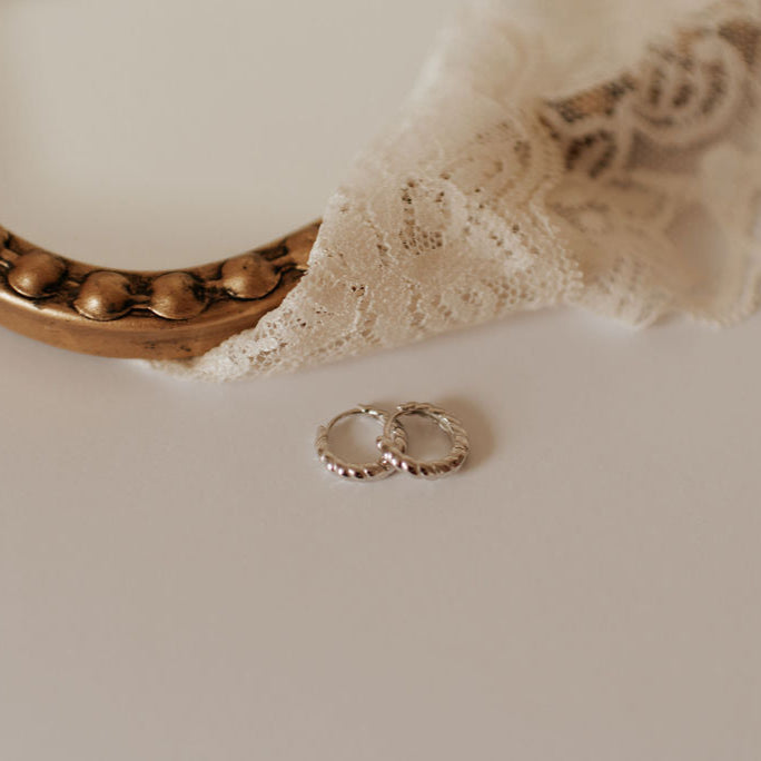 ONLINE EXCLUSIVE - Twist hoops