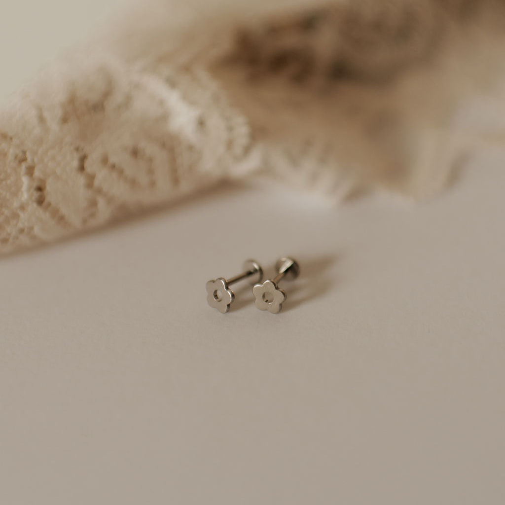 ONLINE EXCLUSIVE - Flower flat back studs