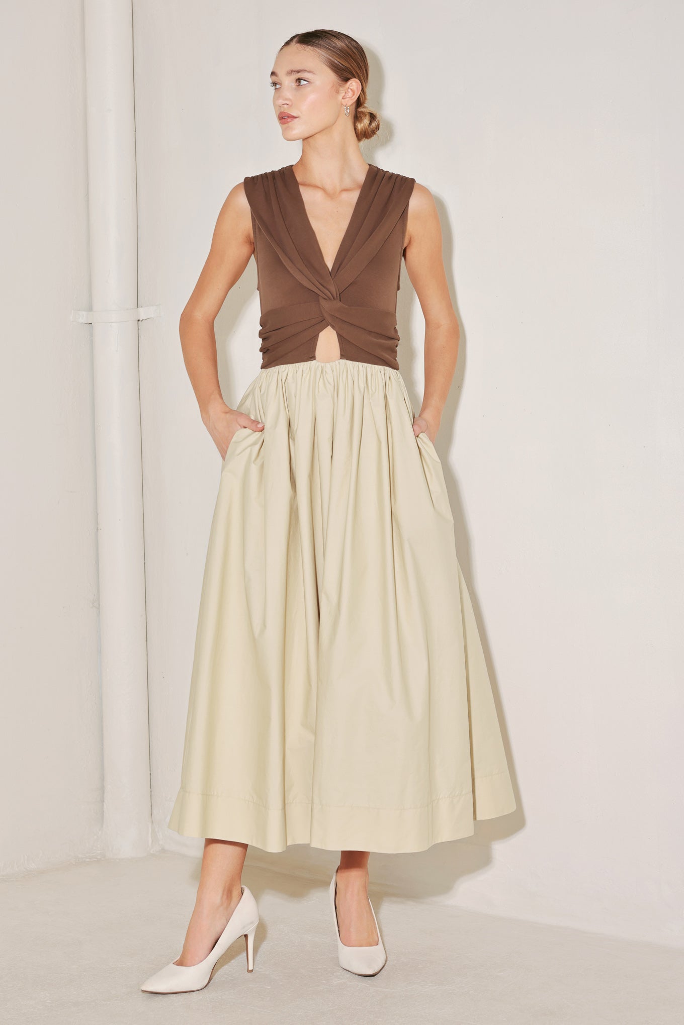 ONLINE EXCLUSIVE - Sleeveless cut midi dress