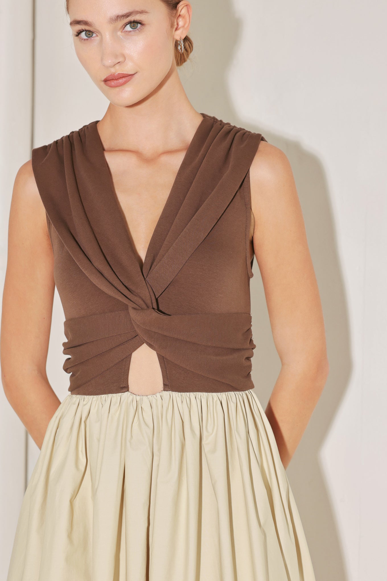 ONLINE EXCLUSIVE - Sleeveless cut midi dress
