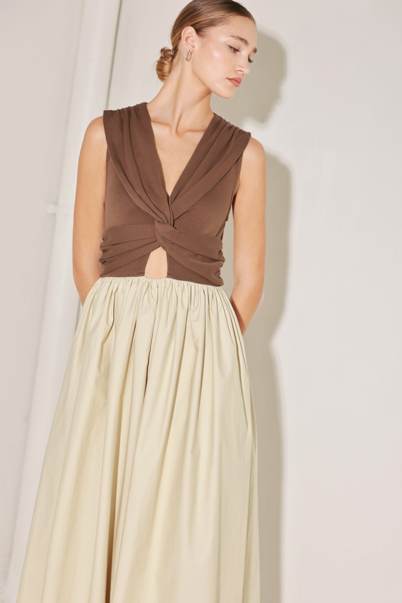 ONLINE EXCLUSIVE - Sleeveless cut midi dress