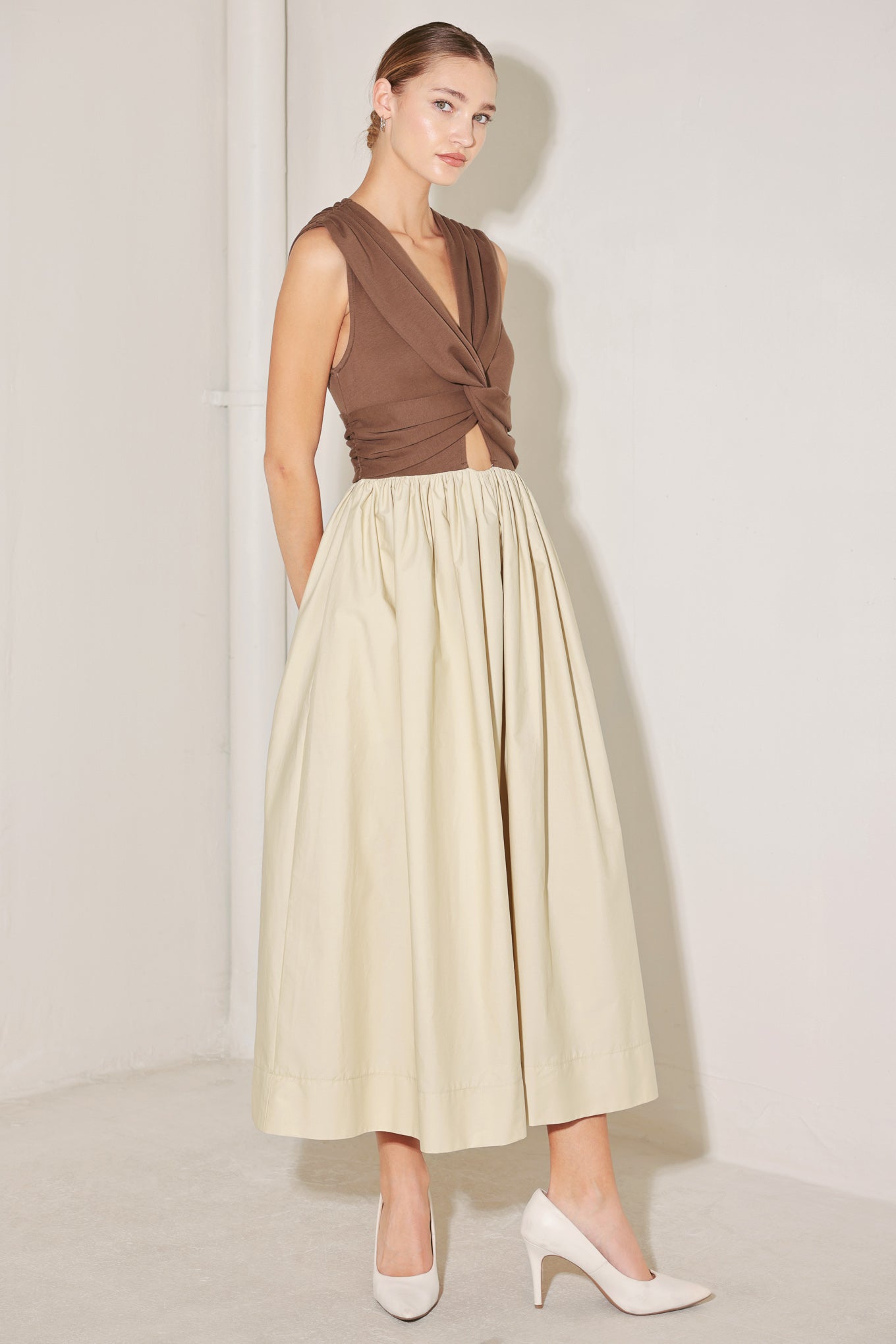 ONLINE EXCLUSIVE - Sleeveless cut midi dress
