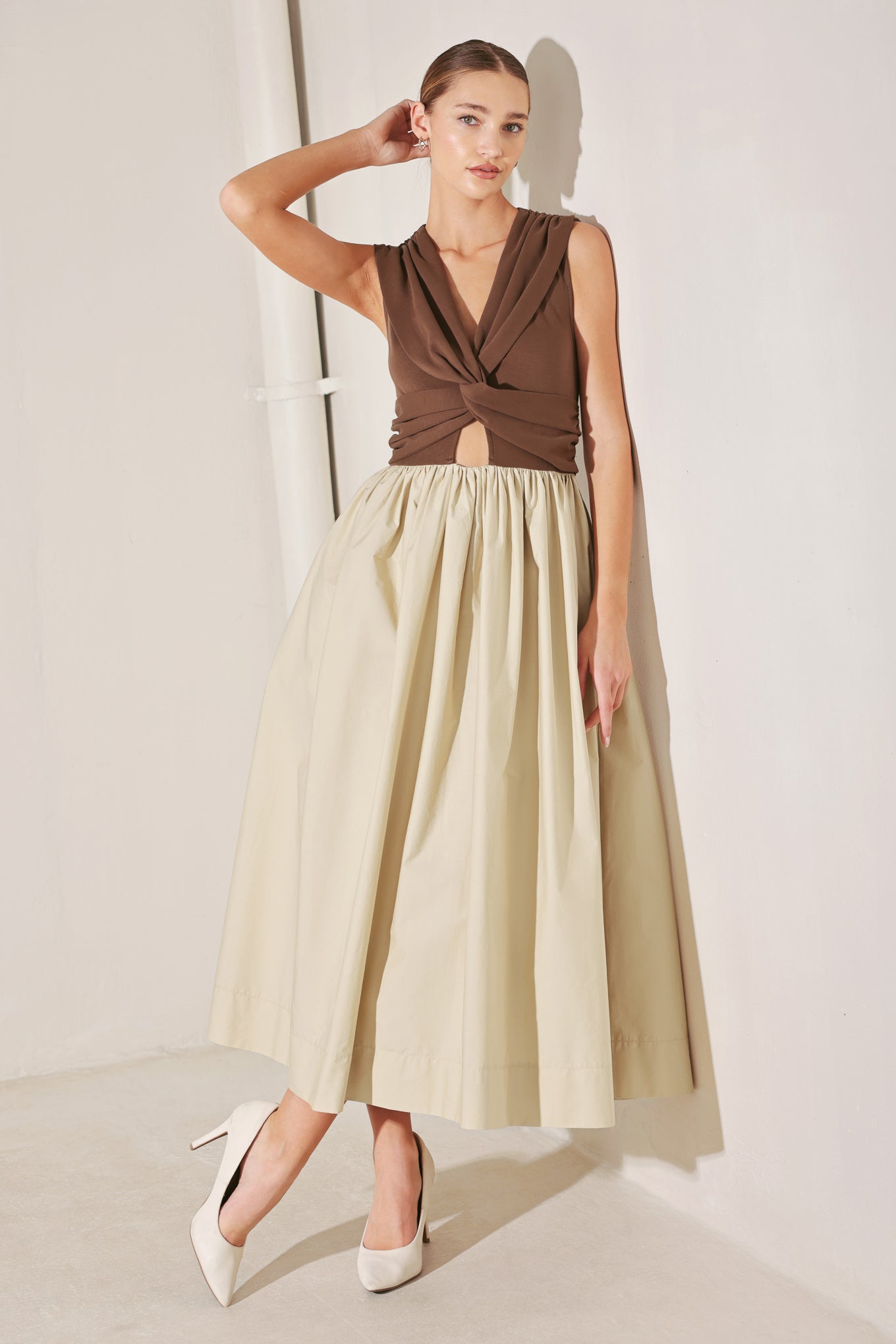ONLINE EXCLUSIVE - Sleeveless cut midi dress