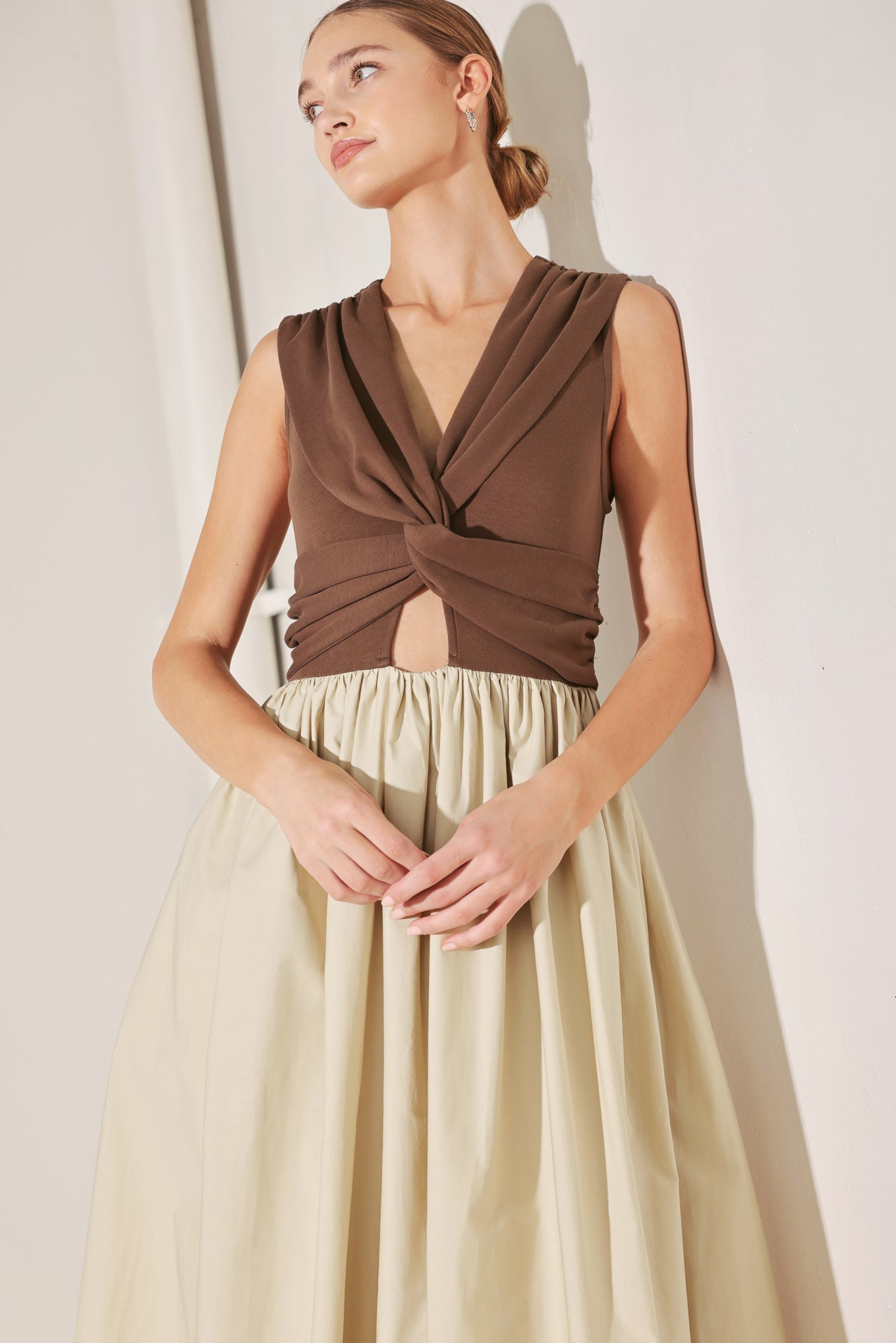 ONLINE EXCLUSIVE - Sleeveless cut midi dress