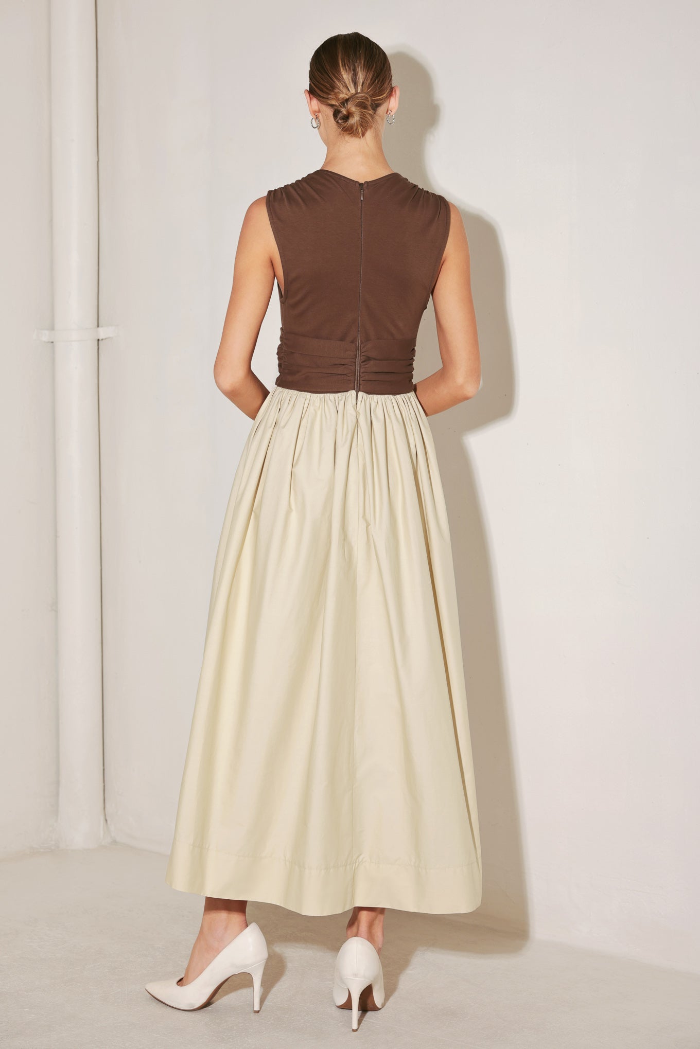 ONLINE EXCLUSIVE - Sleeveless cut midi dress