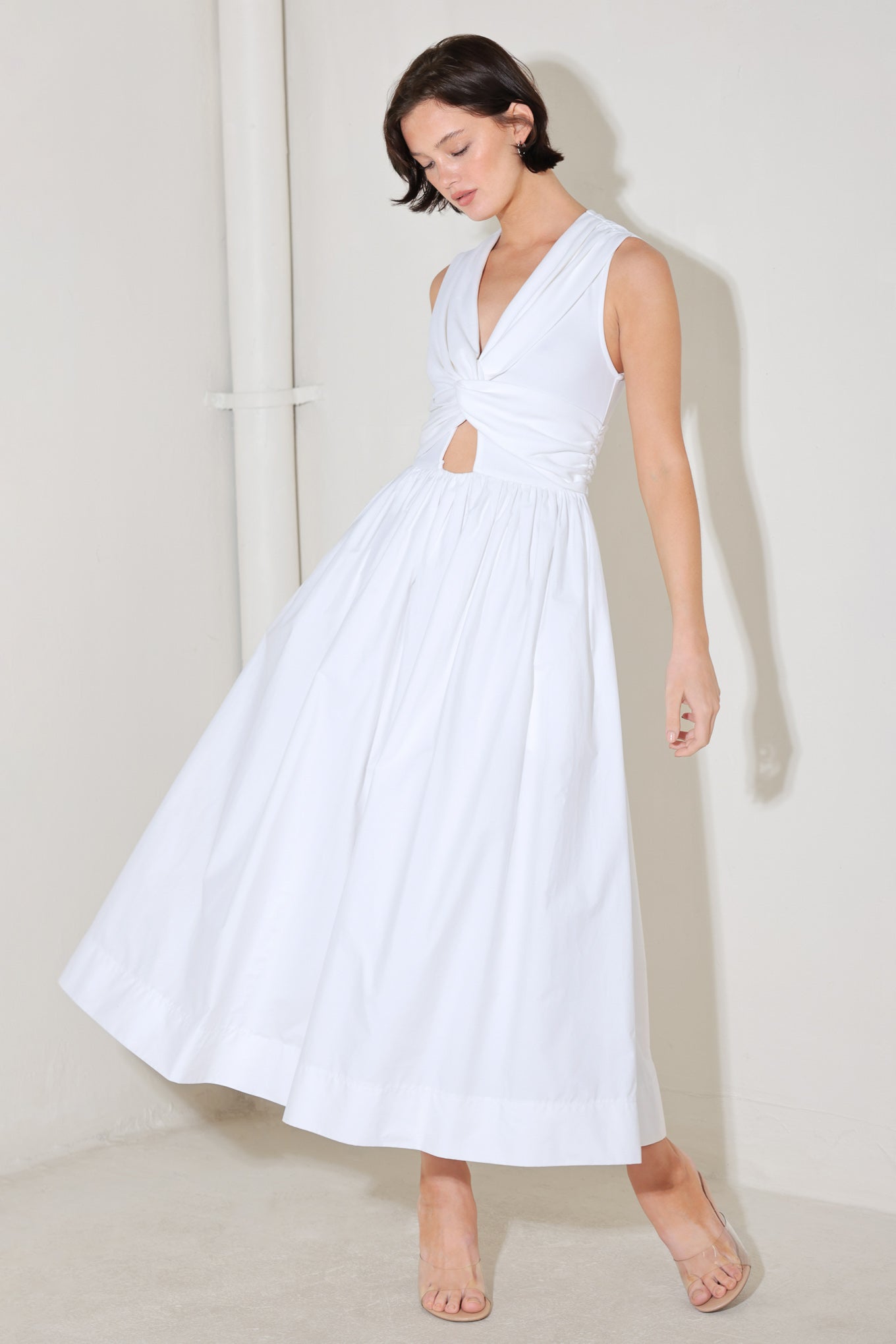 ONLINE EXCLUSIVE - Sleeveless cut midi dress