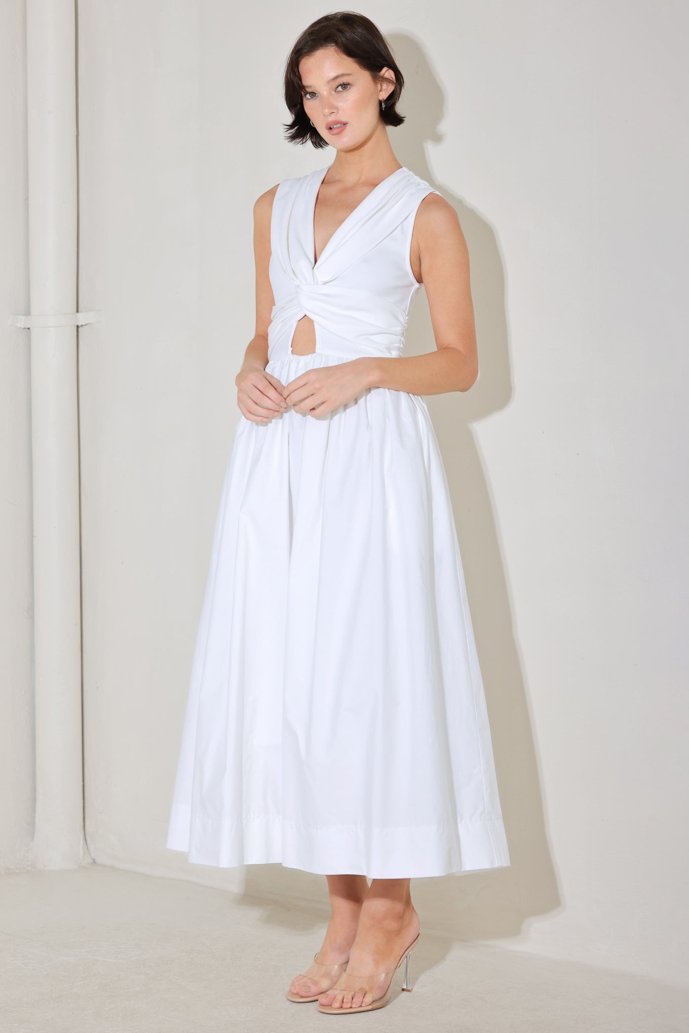 ONLINE EXCLUSIVE - Sleeveless cut midi dress