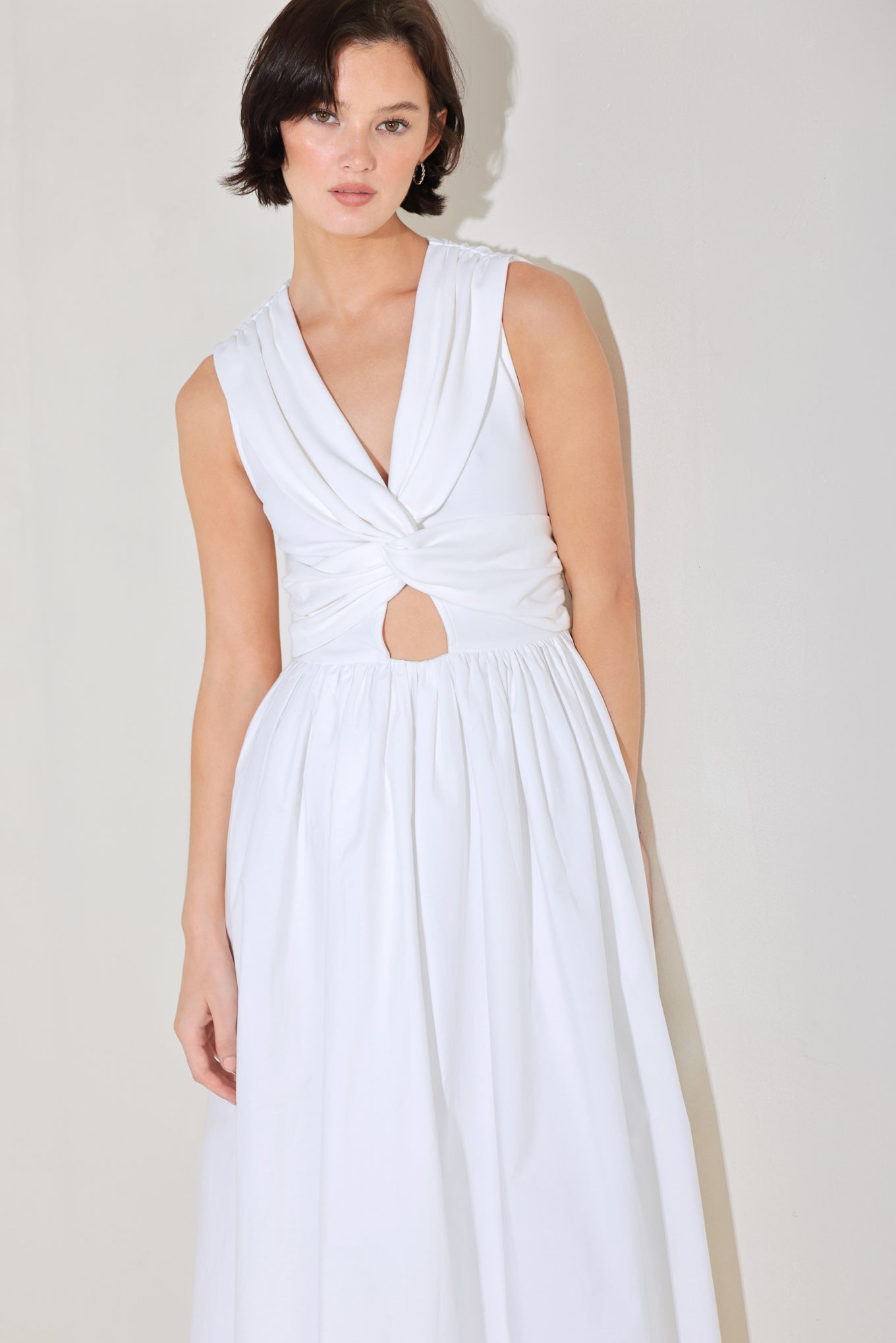 ONLINE EXCLUSIVE - Sleeveless cut midi dress