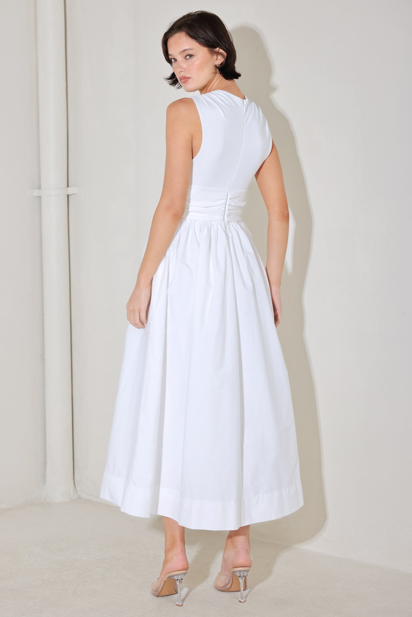 ONLINE EXCLUSIVE - Sleeveless cut midi dress