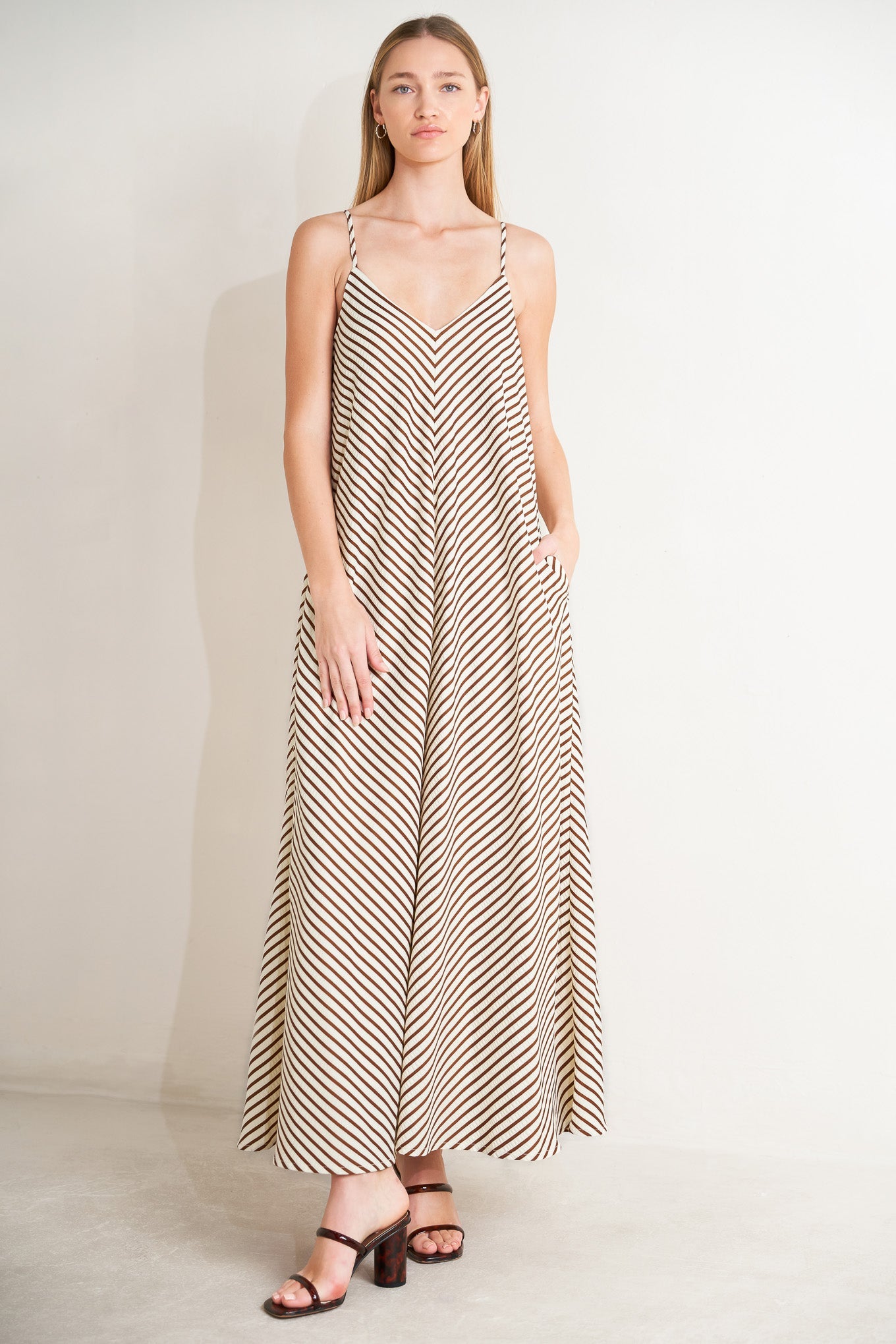 ONLINE EXCLUSIVE - Seaside silhouette midi dress