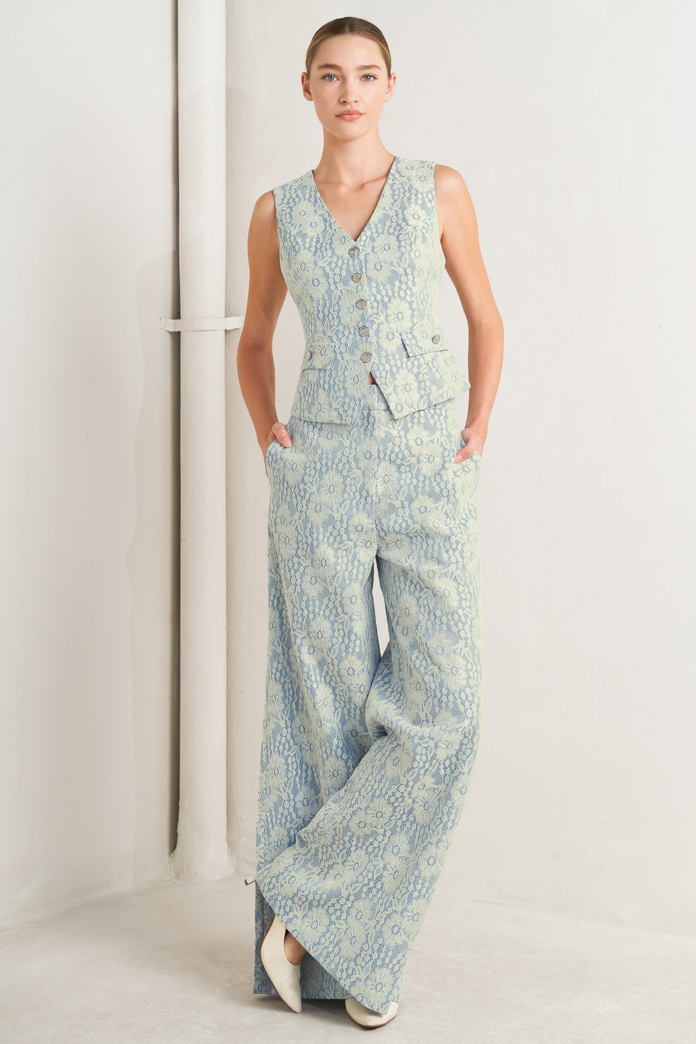 ONLINE EXCLUSIVE - Easy elegance lace vest