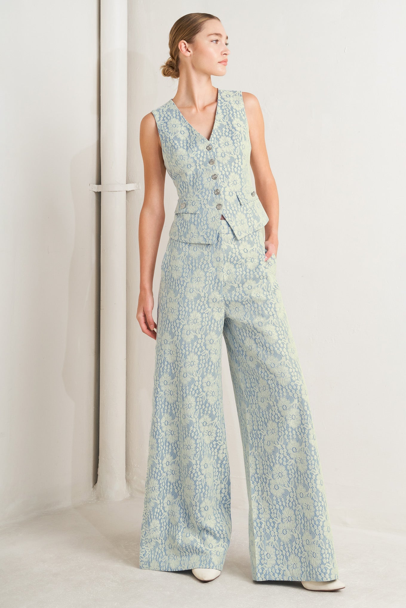ONLINE EXCLUSIVE - Easy elegance lace vest
