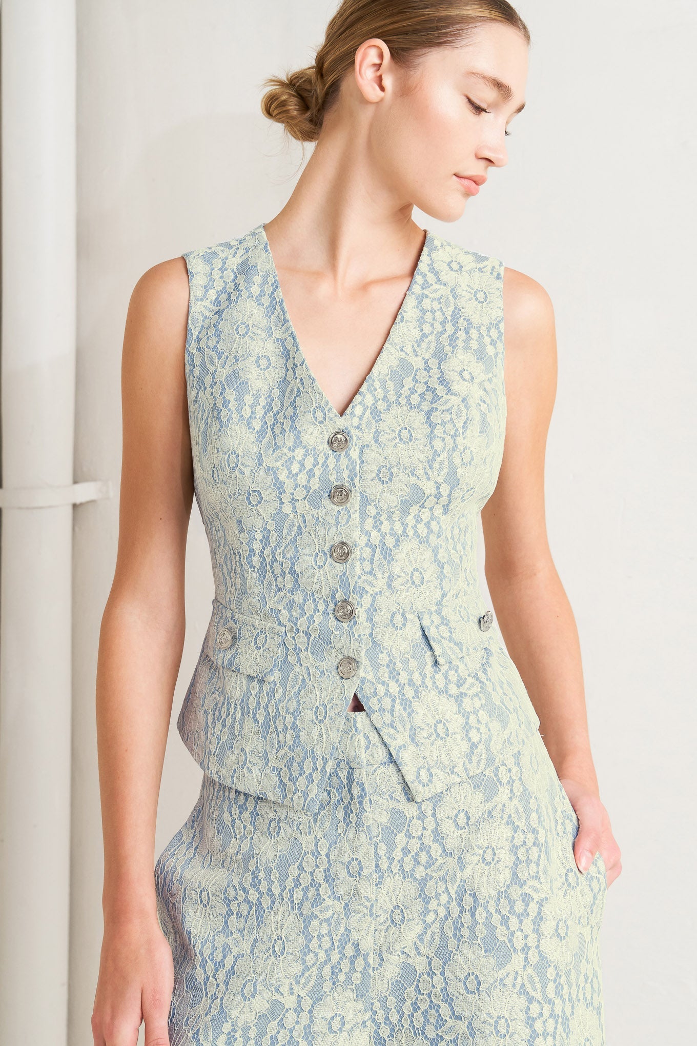 ONLINE EXCLUSIVE - Easy elegance lace vest