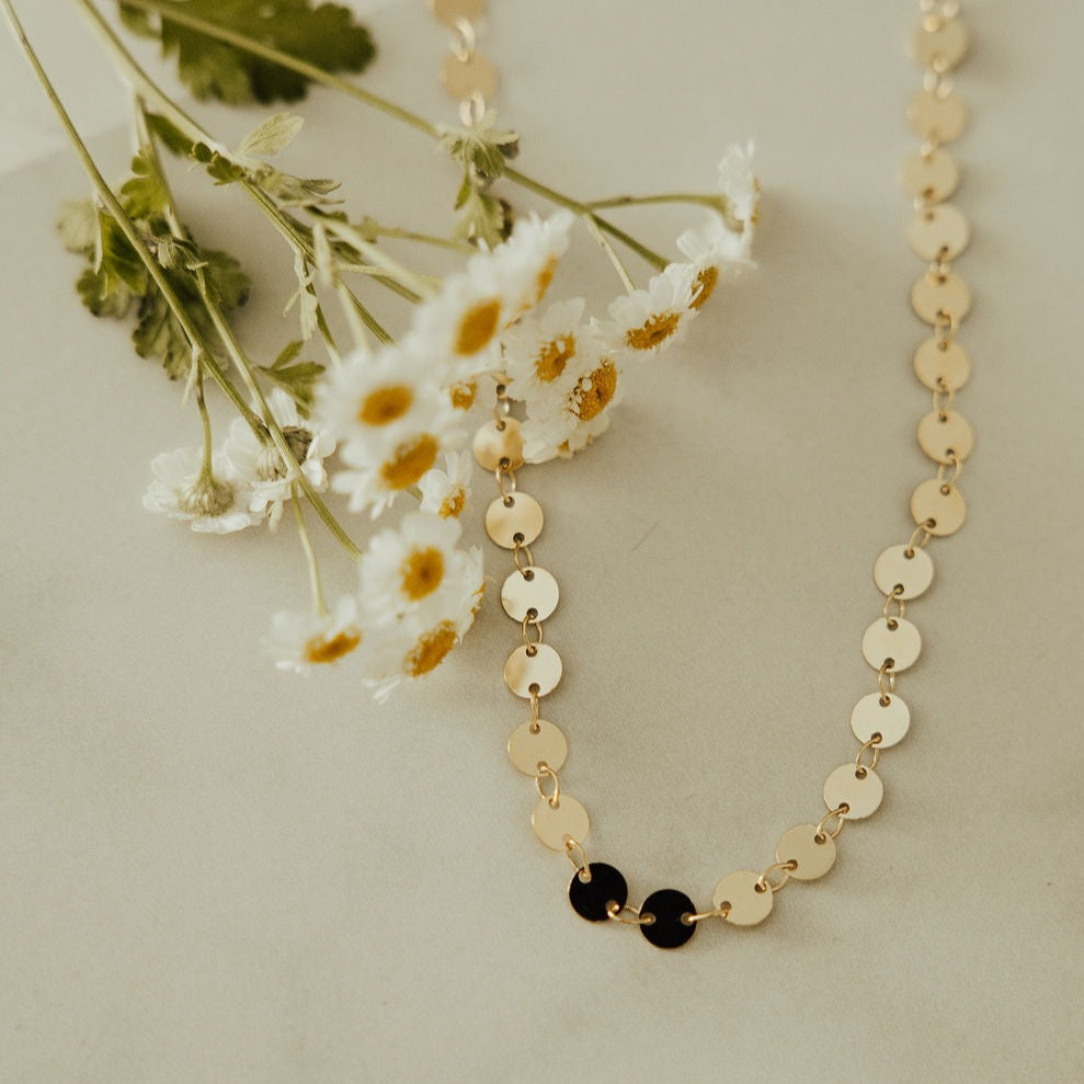 ONLINE EXCLUSIVE - Golden line coin necklace