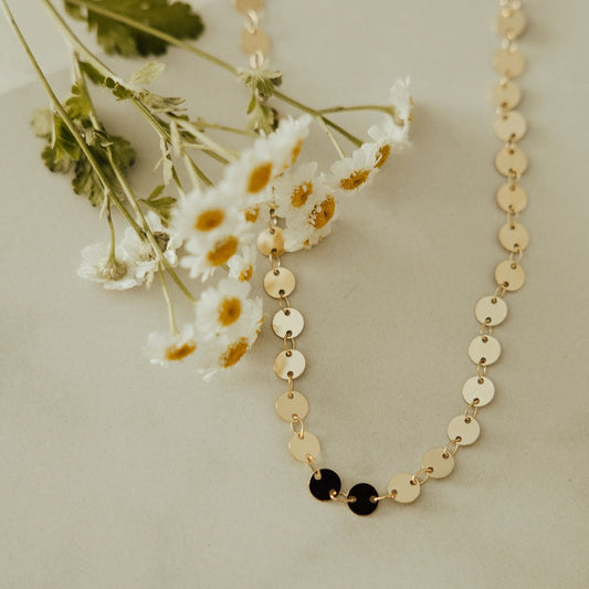 ONLINE EXCLUSIVE - Golden line coin necklace