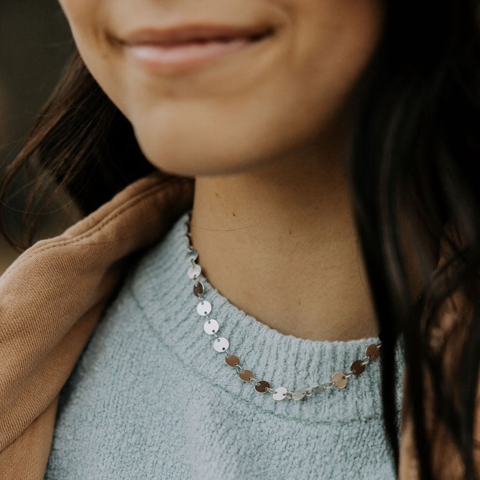 ONLINE EXCLUSIVE - Golden line coin necklace