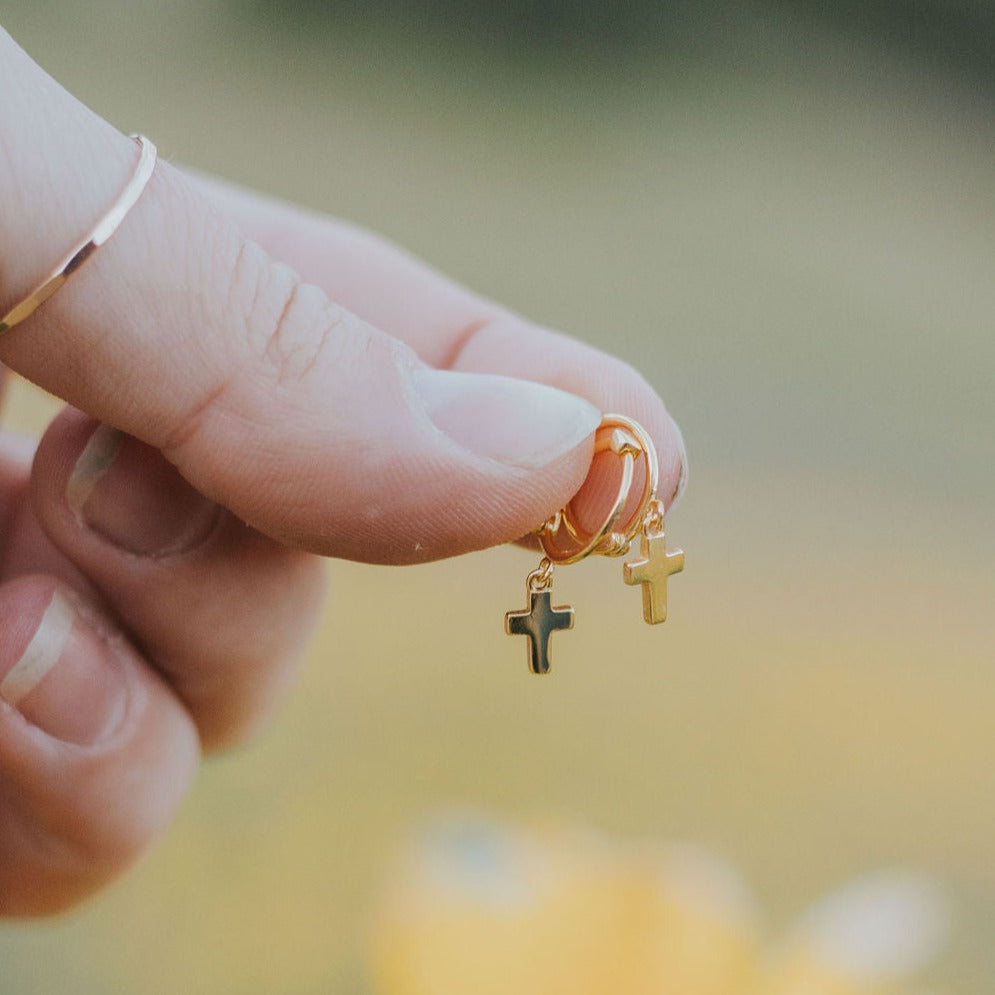 ONLINE EXCLUSIVE - Cross hoops
