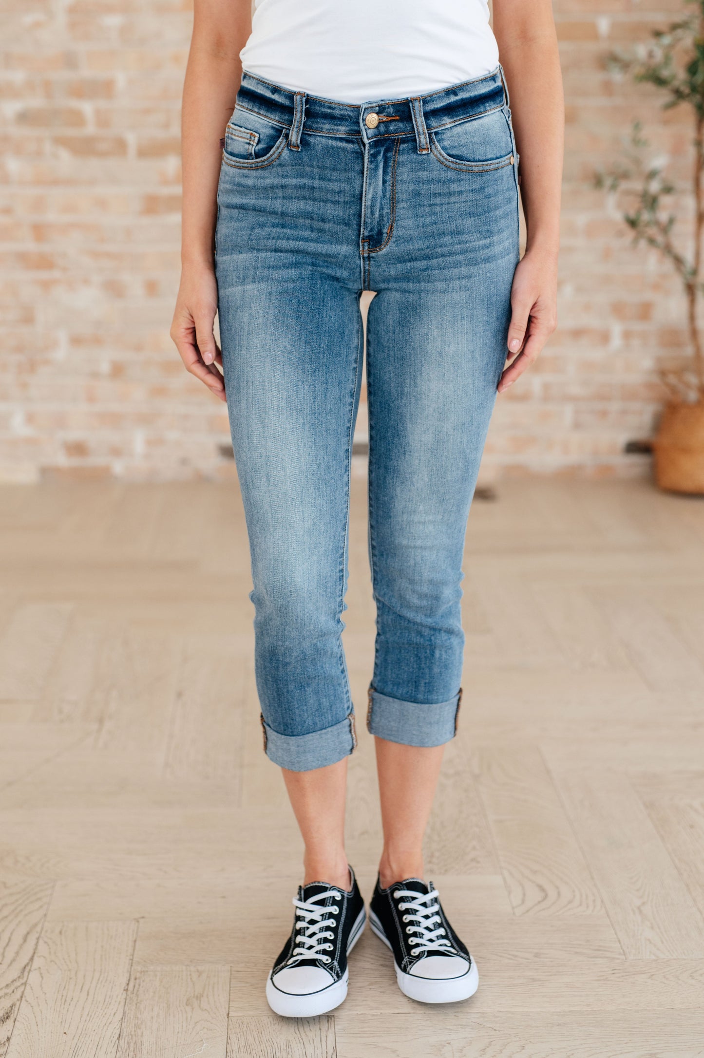 ONLINE EXCLUSIVE JUDY BLUE Laura Mid Rise Cuffed Skinny Capri Jeans