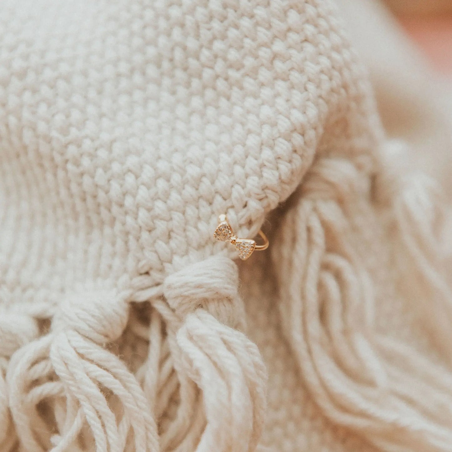 ONLINE EXCLUSIVE - Mini bow ear cuff