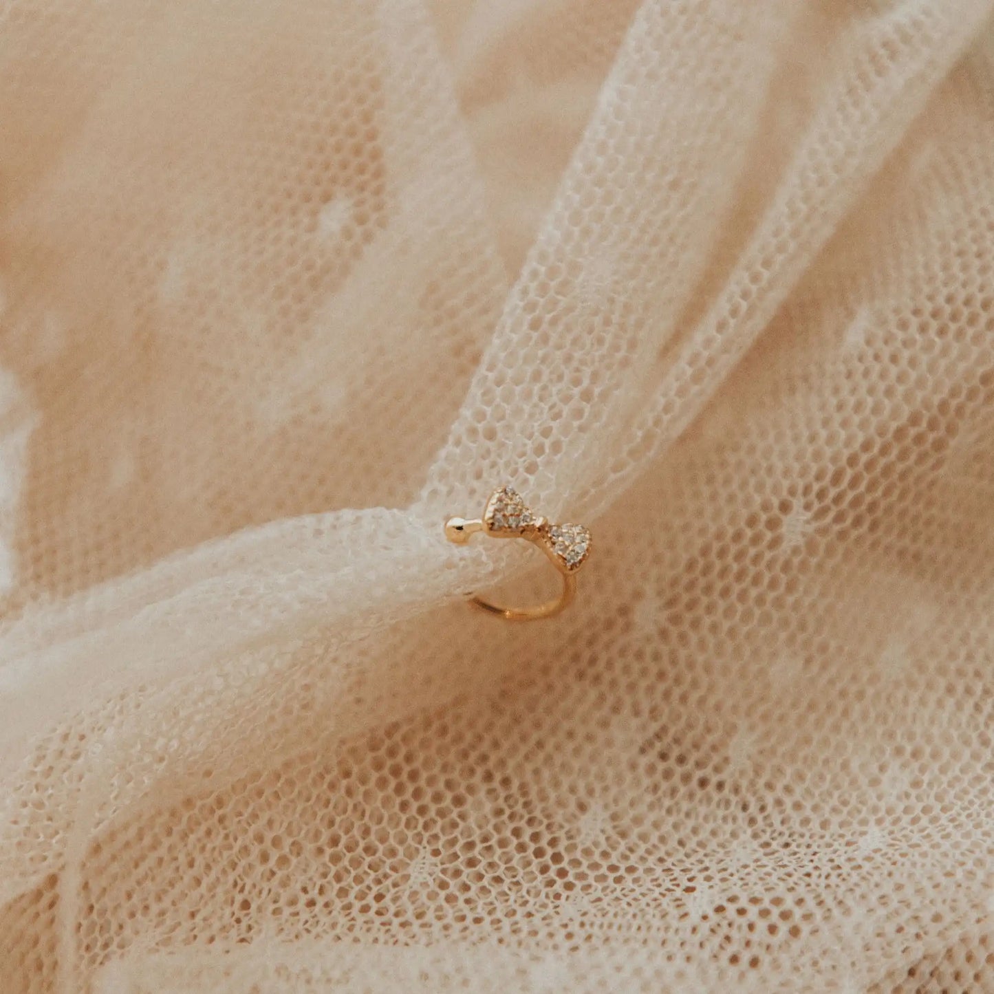 ONLINE EXCLUSIVE - Mini bow ear cuff