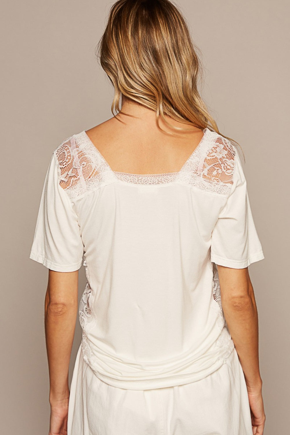 ONLINE EXCLUSIVE POL V-Neck Short Sleeve Lace Trim Top